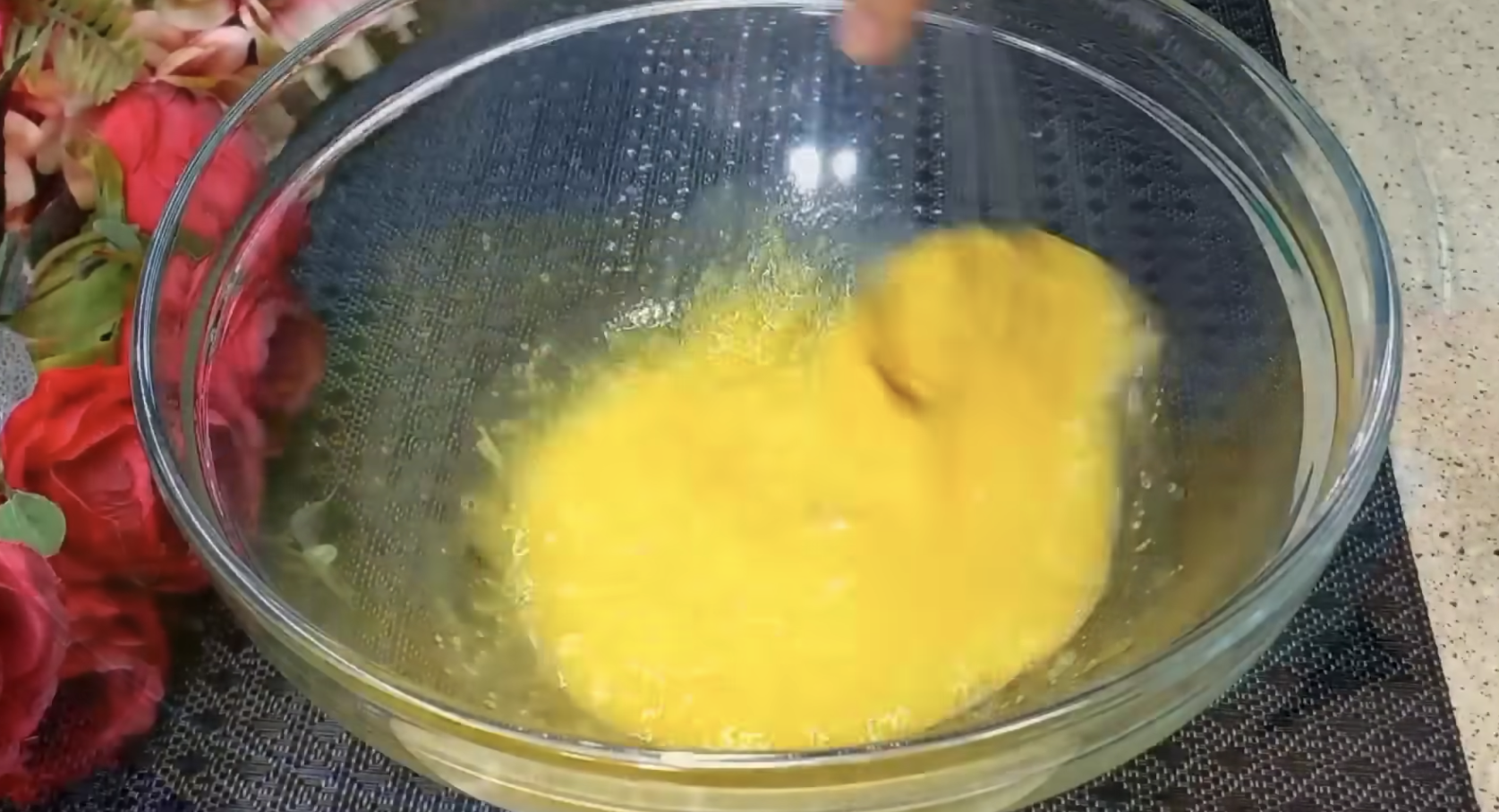 Як приготувати оладки на кефірі без борошна: гора смакоти за 5 хвилин