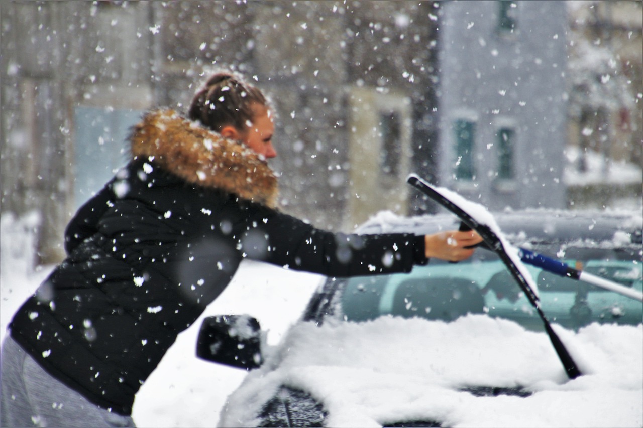 Мокрий сніг, ожеледь та хуртовина очікуються в більшості областей 7 січня: прогноз погоди в Україні