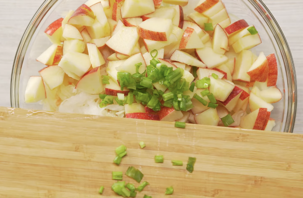 Покроковий рецепт салату з квашеної капусти з особливою заправкою за 20 хвилин