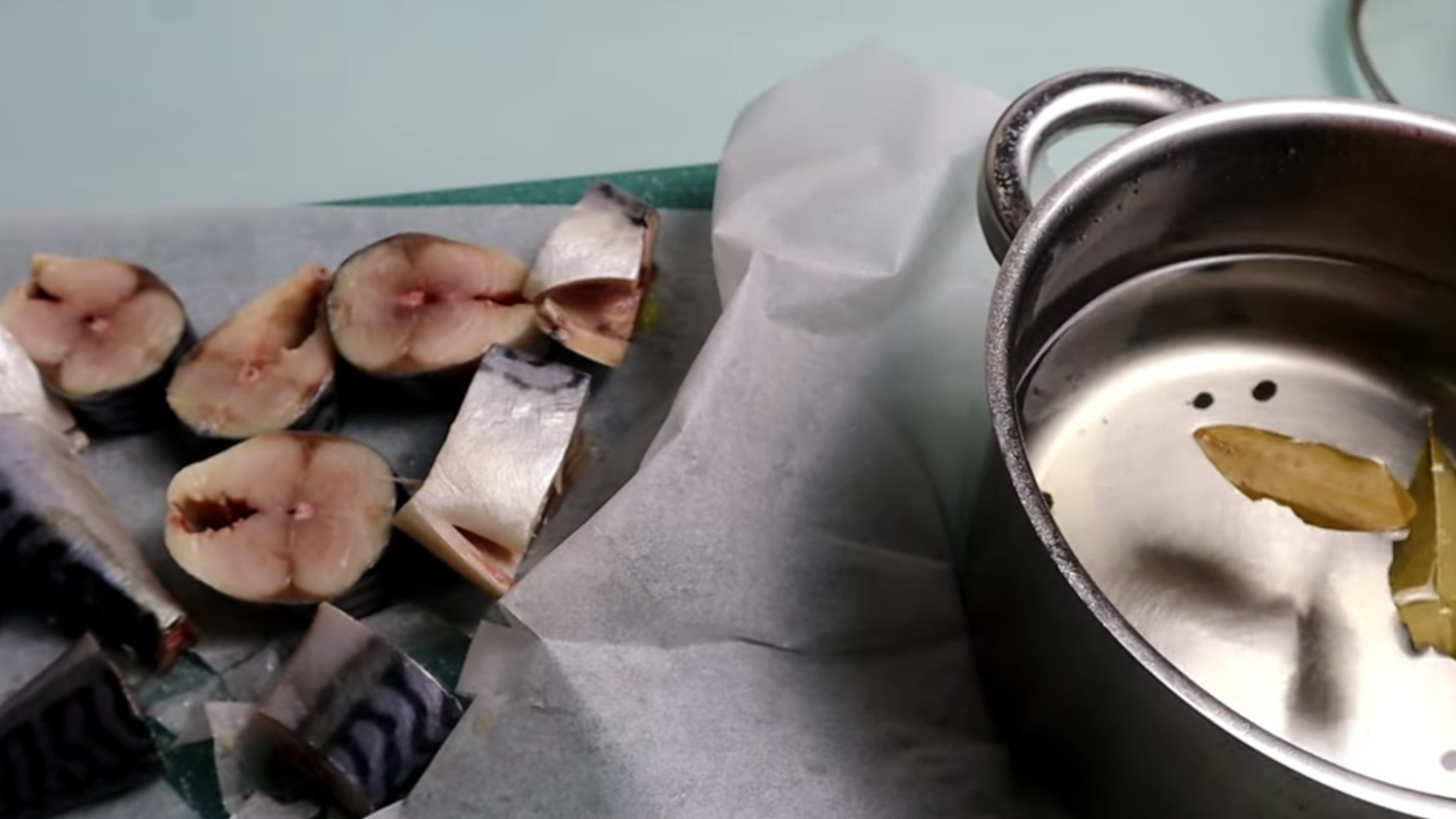 Рецепт універсального маринаду: ідеальний для скумбрії та оселедця. Фото з Youtybe-каналу @smakolykyJuli