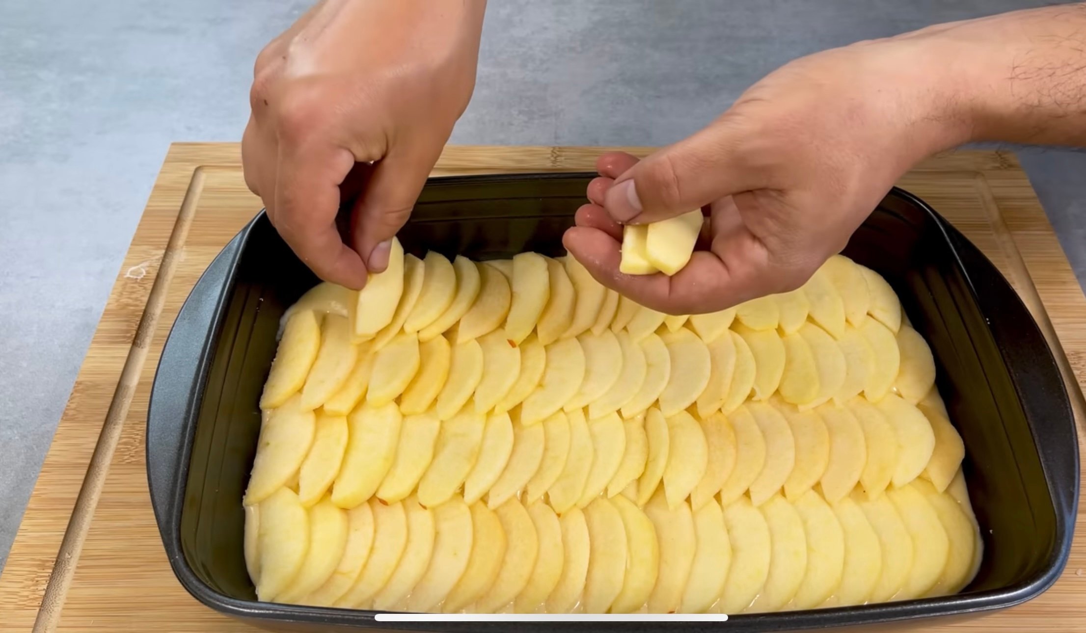 Як приготувати повітряну шарлотку з яблуками: секрет рецепту. Фото з Youtube-каналу @immerappetitlich