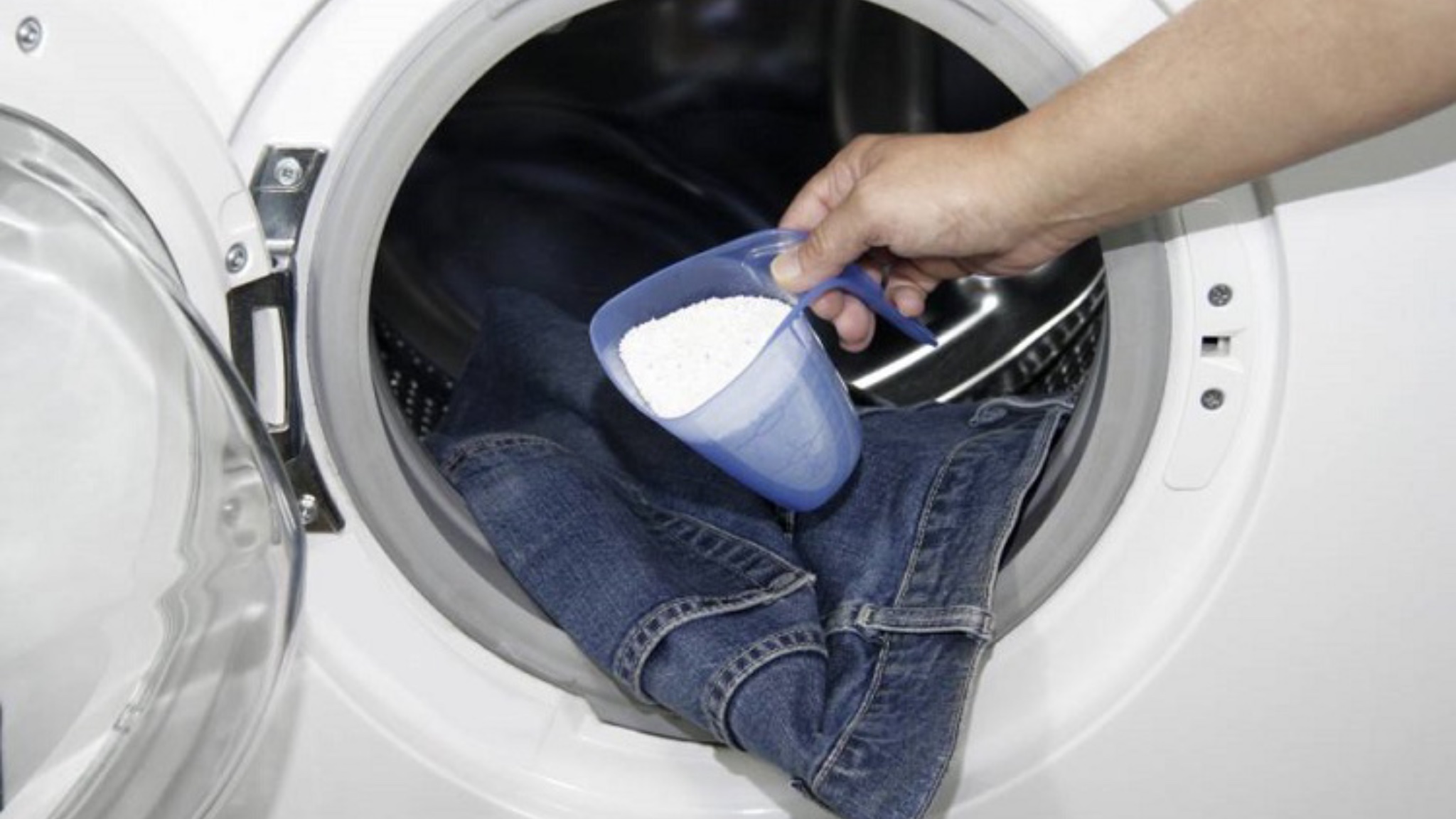 Експерти розповіли секрети ефективного прання джинсів для тривалої яскравості