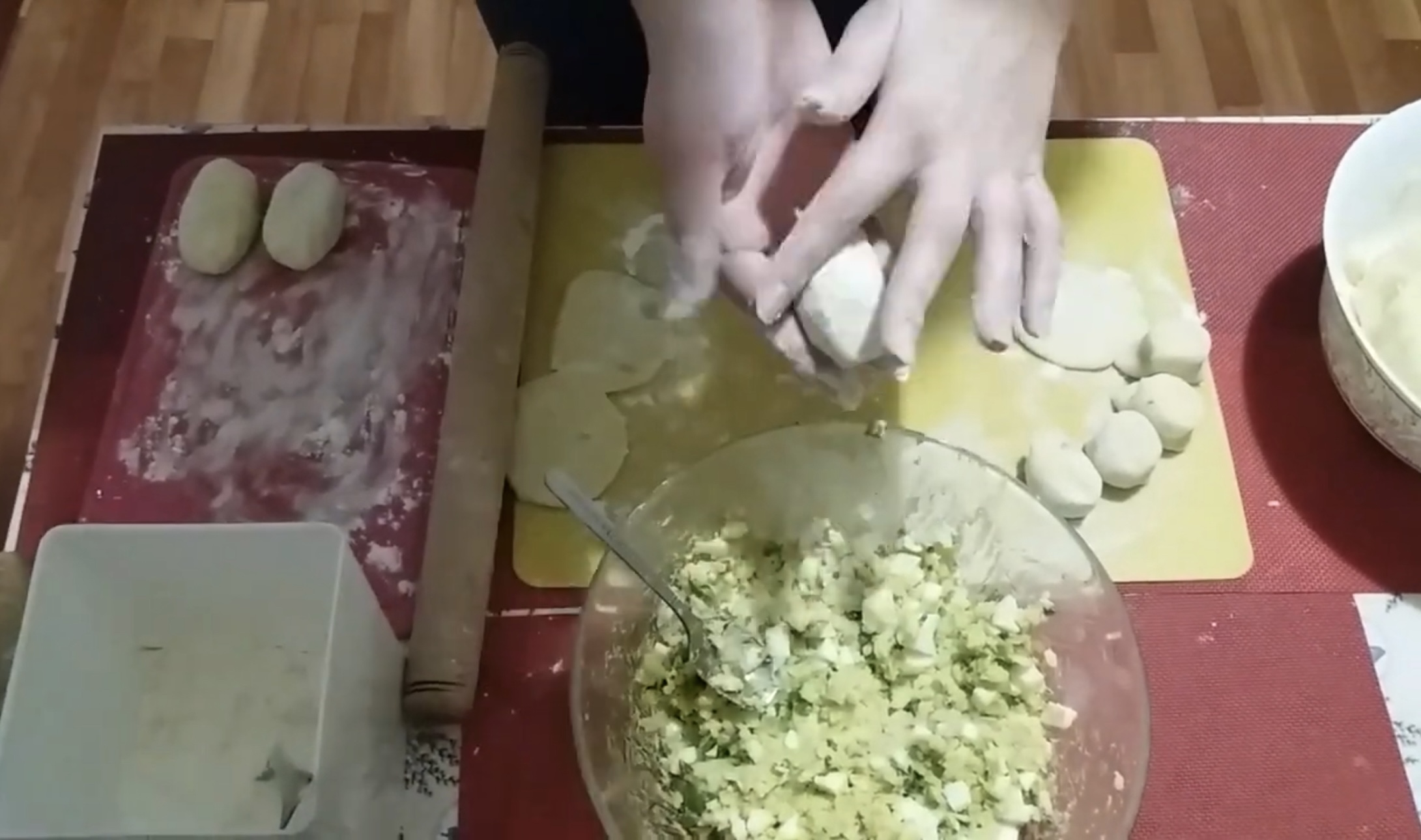 Як приготувати неймовірно смачні пиріжки з картоплею та цибулею: простий рецепт. Фото з Youtube-каналу @Тетяна Білань