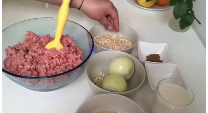 Фаршу вийде вдвічі більше, якщо ви додасте до нього ці продукти: ваша родина подякує за ситну вечерю 