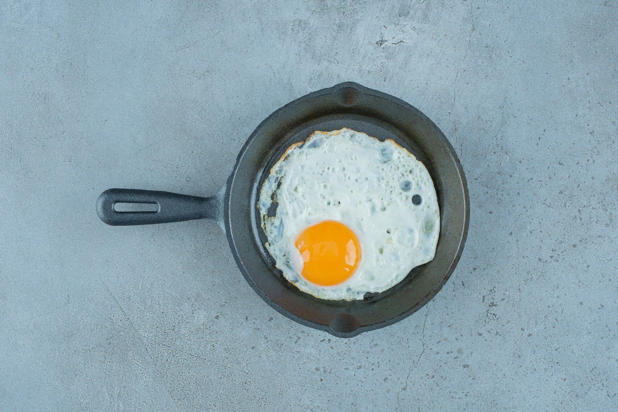 Кулінари поділились кулінарним трюком: що буде, якщо посмажити заморожене яйце