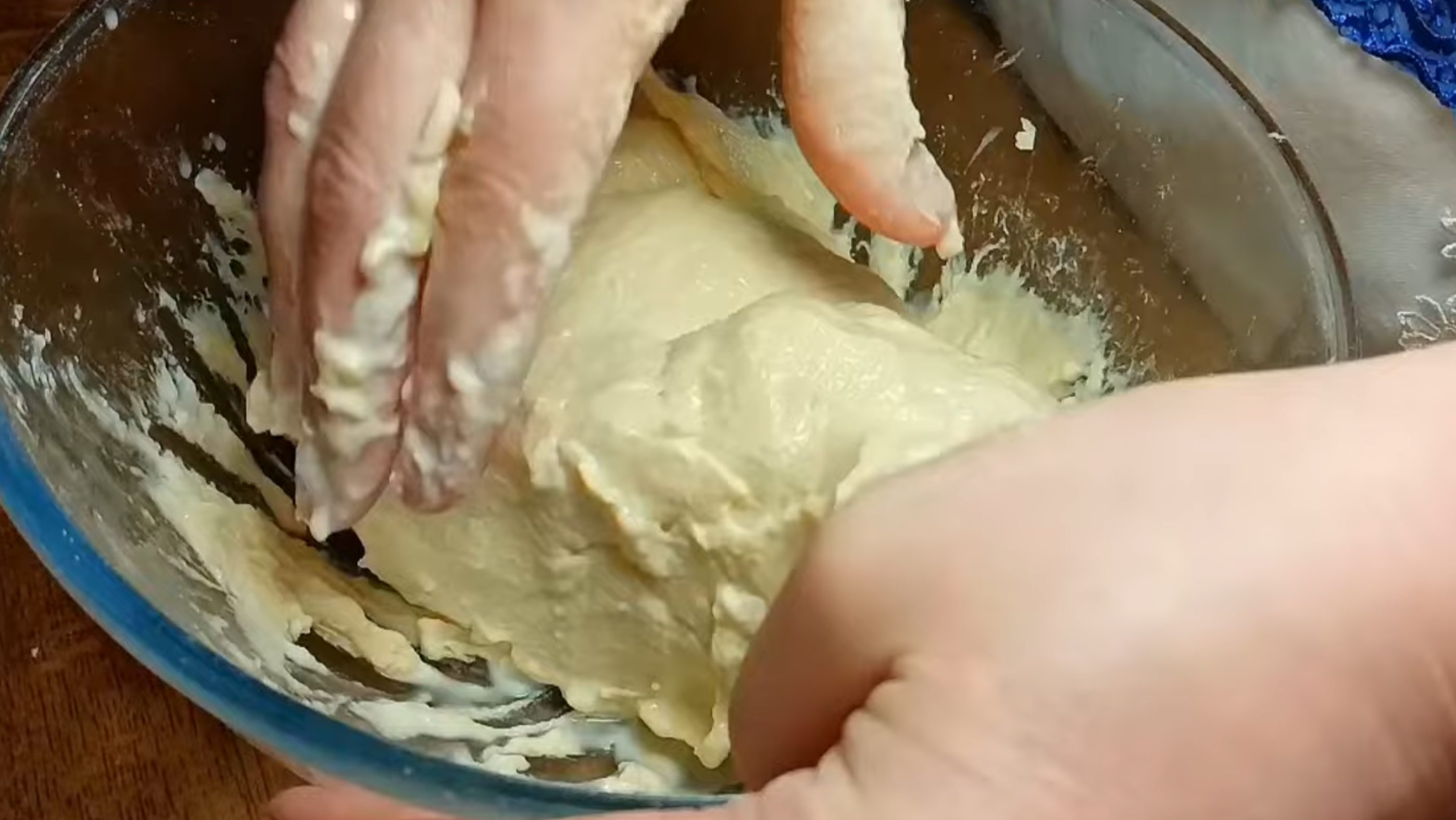 Кулінари поділились, як приготувати пиріжки з двома секретними інгредієнтами. Фото з Youtube-каналу @LOZOVSKI