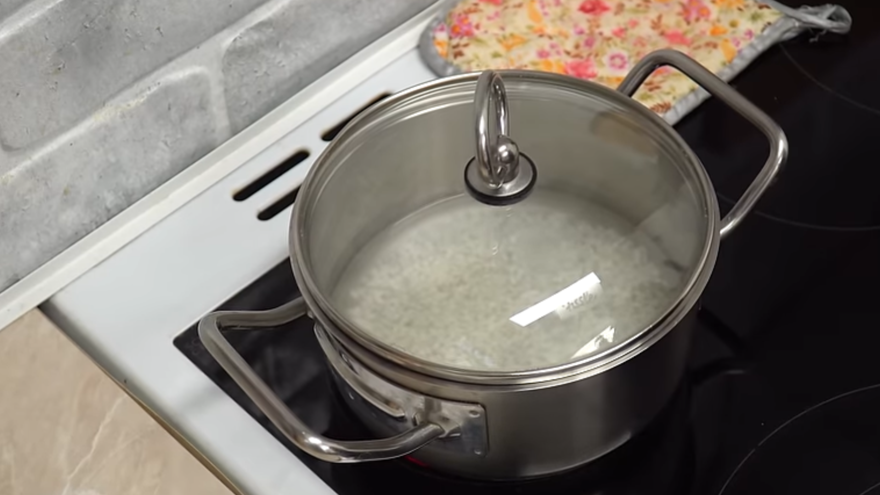 Кулінари розповіли, як приготувати рисовий пудинг. Фото з Youtube-каналу @kulinarimstanej
