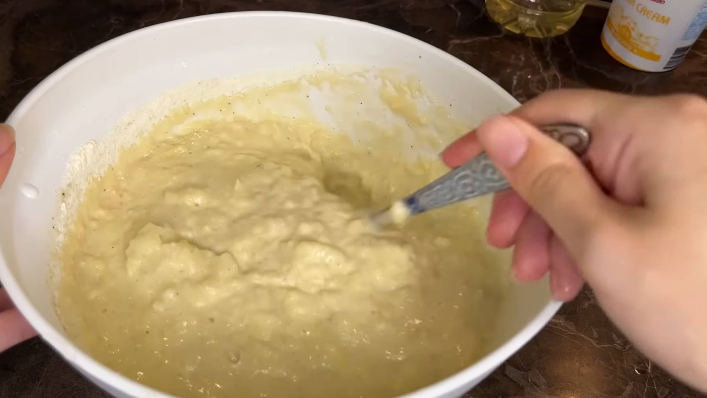Кулінари поділились рецептом, як приготувати картопляні млинці. Фото з Youtube-каналу @food_traveltv