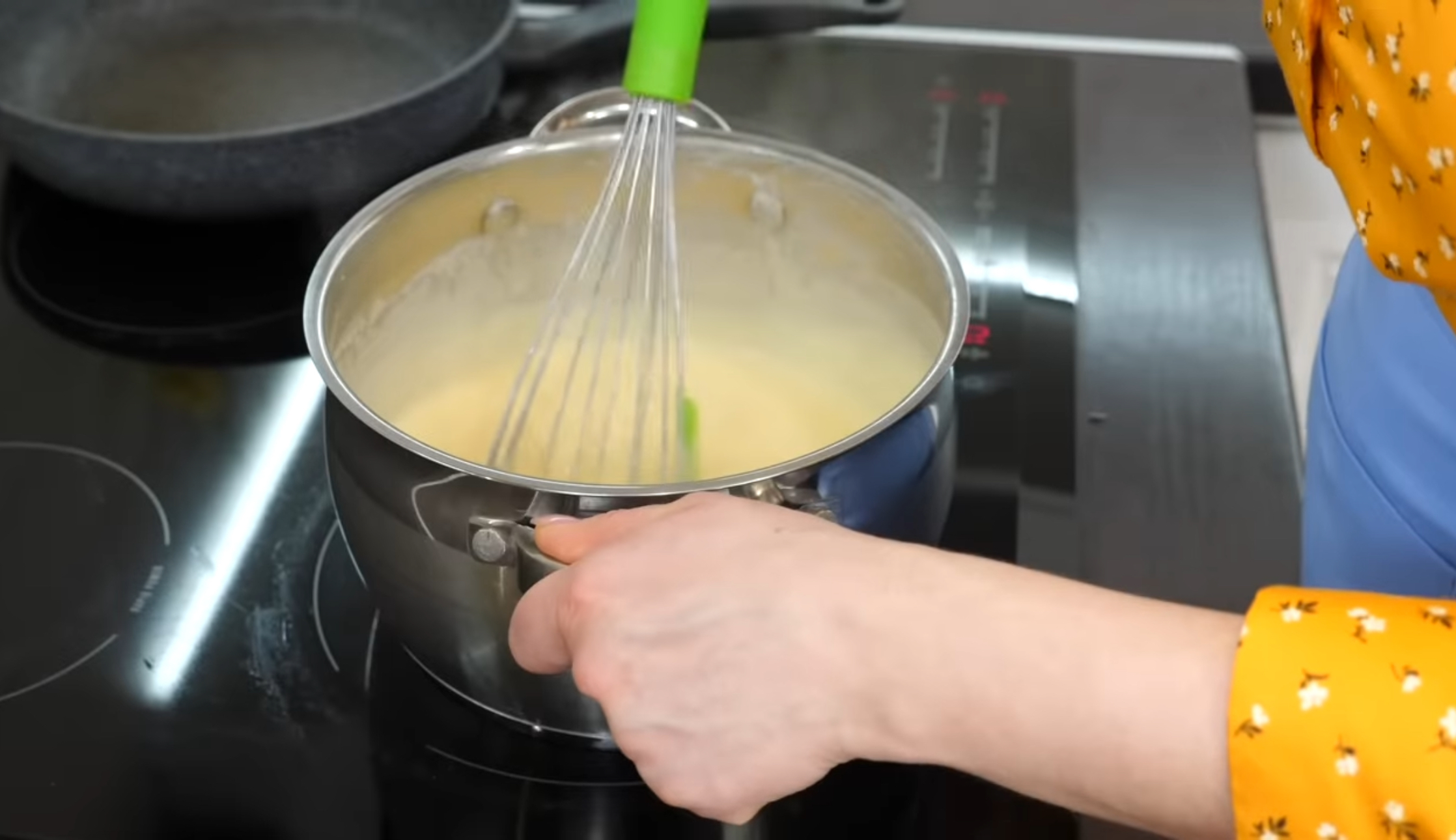 Рецепт, як приготувати торт "Пломбір" всього за 30 хвилин та без духовки. Фото з Youtube - каналу @vkysnueveschi