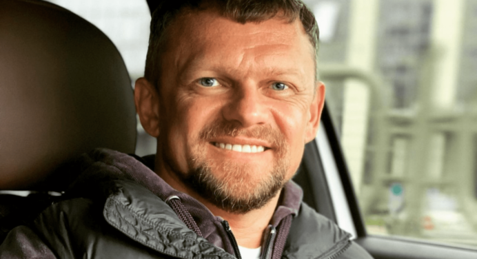 Зірка серіалу “Віталька” Гарік Бірча вперше розкрив таємниці особистого життя: одружився та став батьком 