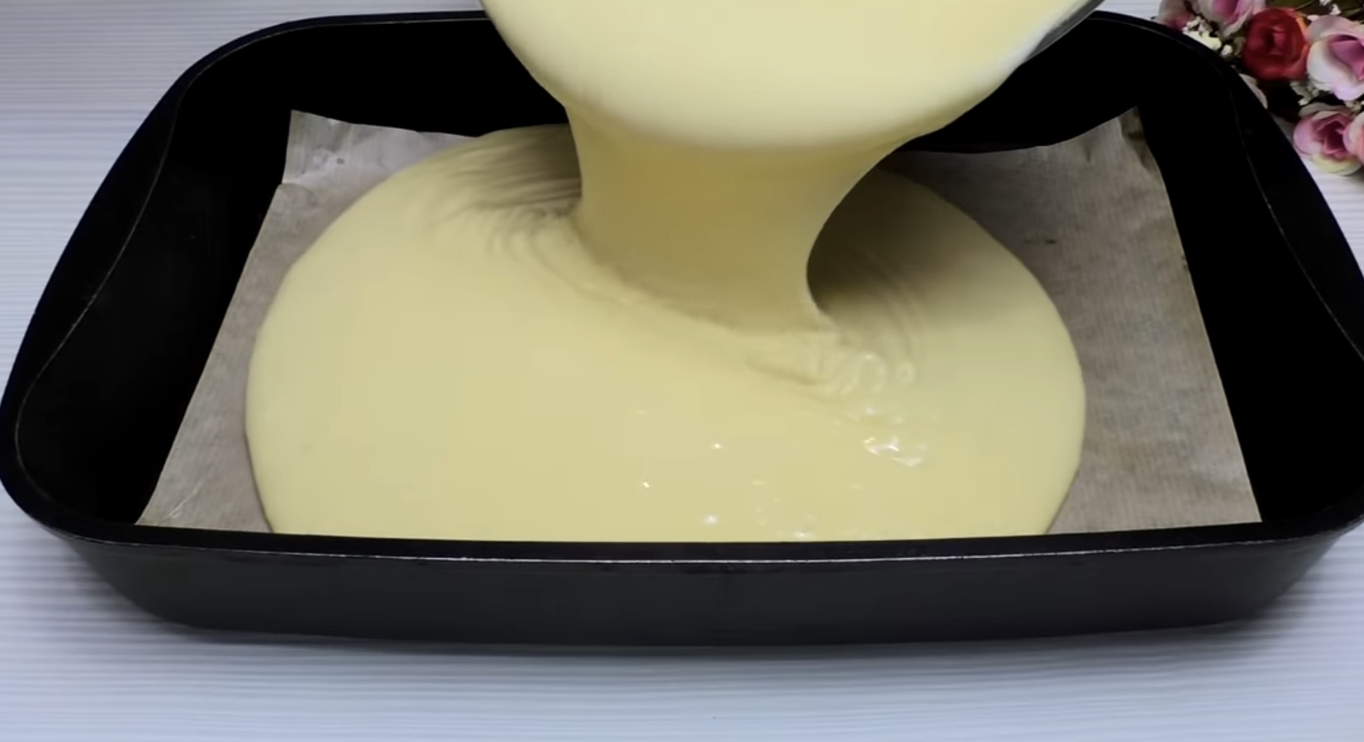 Кулінари поділились простим рецептом пирога на гарячому молоці. Фото з Youtube-каналу @EllenKitchen