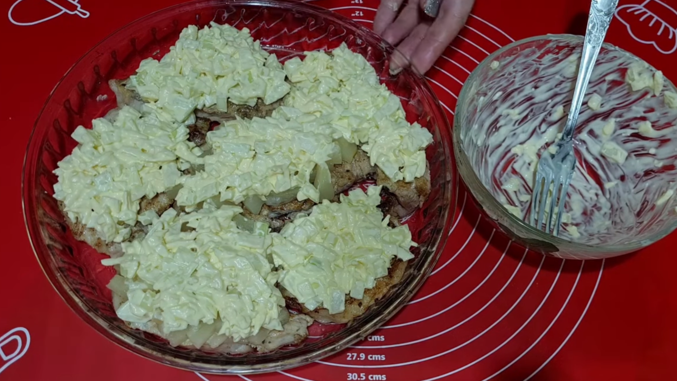 Рецепт, як приготувати мʼясо по-французьки з ананасом. Фото з Youtube-каналу @VictoriaSonyachna