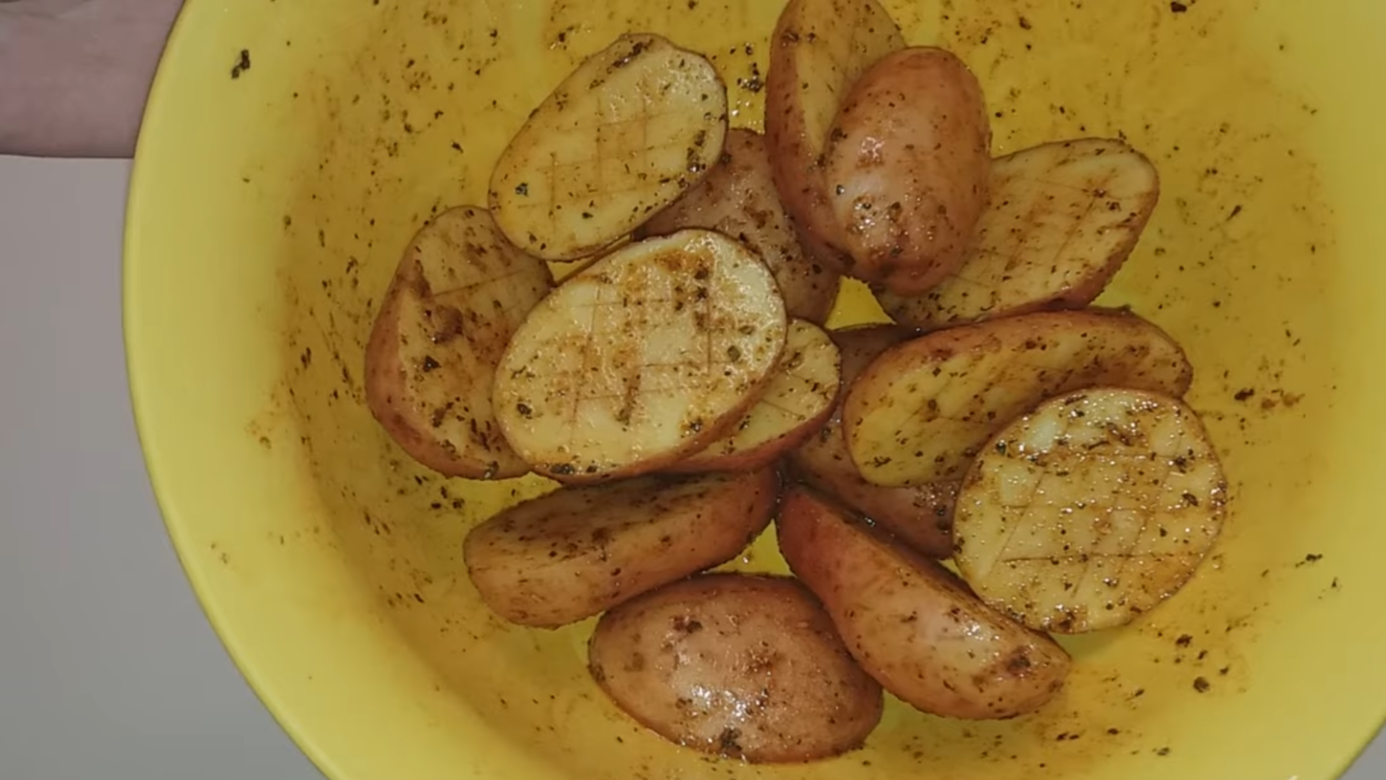 Рецепт, як приготувати картоплю в мундирі за незвичним рецептом. Фото з Youtube-каналу @VitaliiBarylko