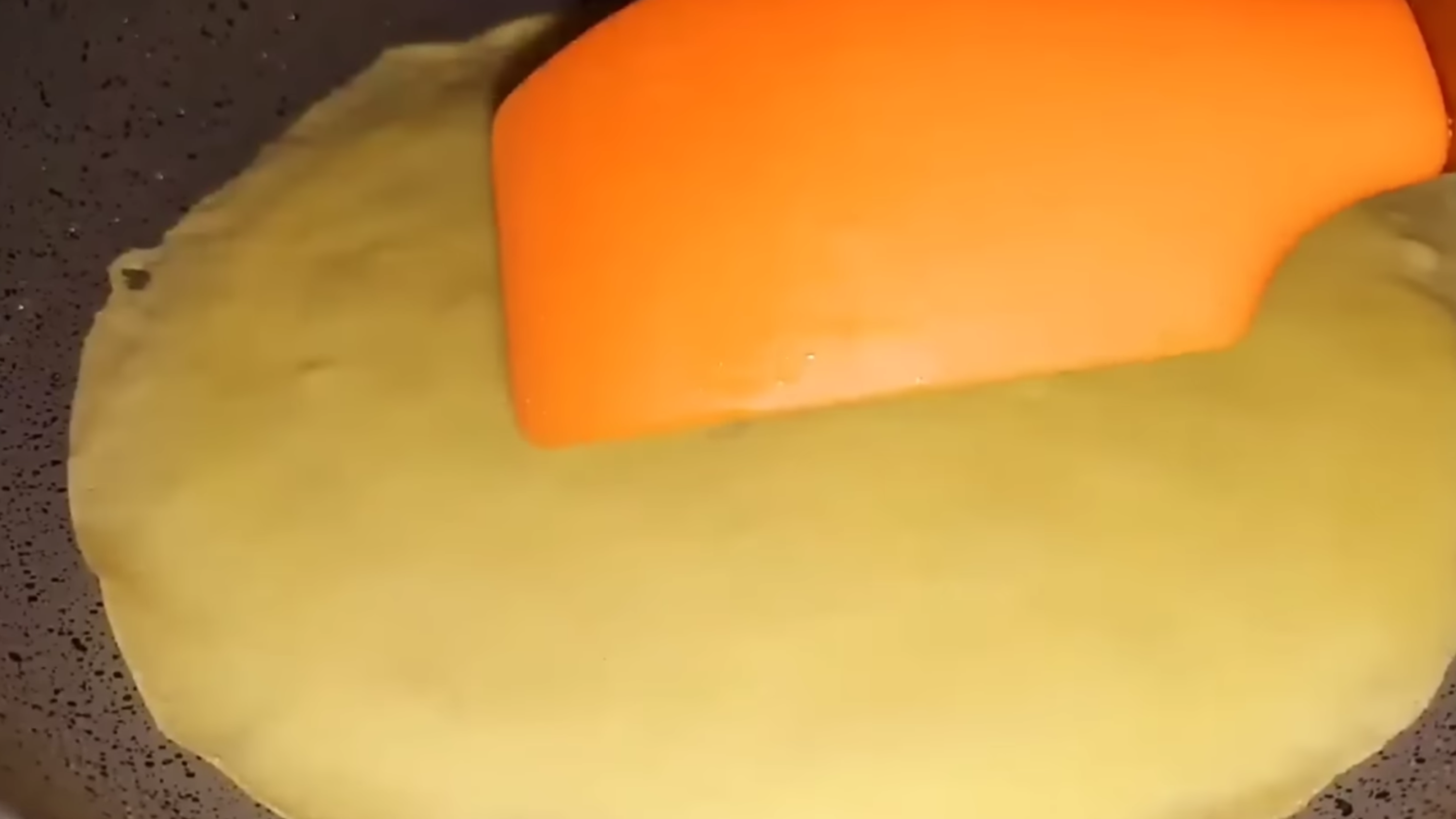 Рецепт, як приготувати ніжні налисники з сиром лише за 10 хвилин. Фото з Youtube-каналу @Закарпатська Господиня