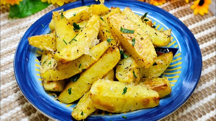 Рецепт хрусткої картоплі із сиром, спеціями і вершковим маслом