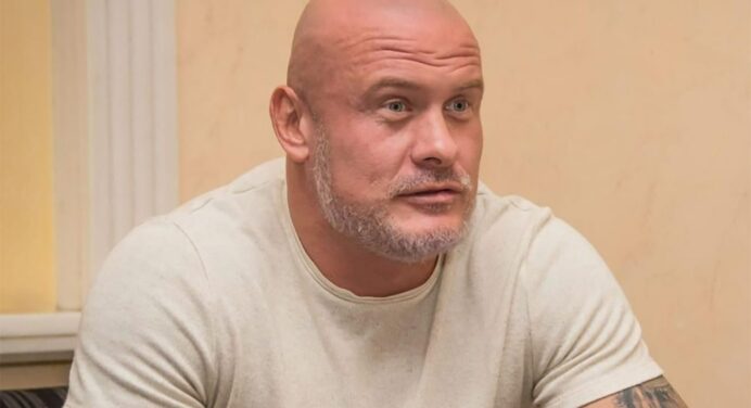 44-річний В’ячеслав Узелков вперше показав свою кохану, яка замінила Боржемську: “Спати ні, кохатись – так” 