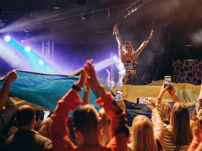 Фанати у Франкфурті зустріли Олю Полякову з 18-метровим прапором України. Фото: прес-служба Олі Полякової