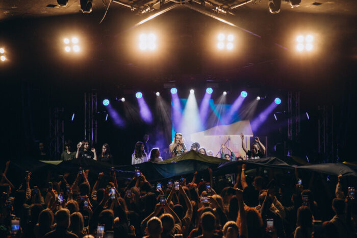 18-метровий український прапор замайорів на концерті Олі Полякової у Франкфурті. Фото: прес-служба Олі Полякової