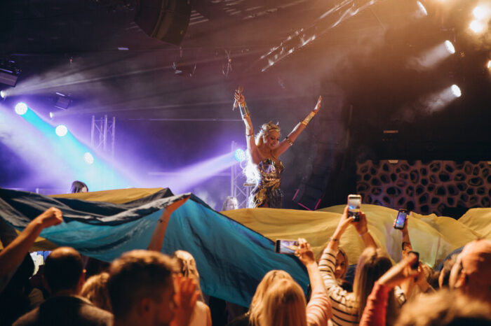На концерті Олі Полякоовї у Франкфурті фанати розгорнули 18-метровий прапор України. Фото: прес-служба Олі Полякової