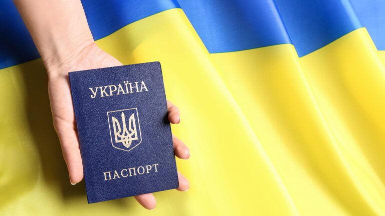 В Україні хочуть повністю вилучити паспорти-книжечки