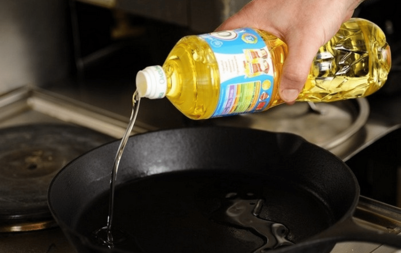 Масло брызгает на сковороде. Вода в масло на кухне. Вливаем масло на сковороду. Кипящее масло. Растительное масло на сковороде.