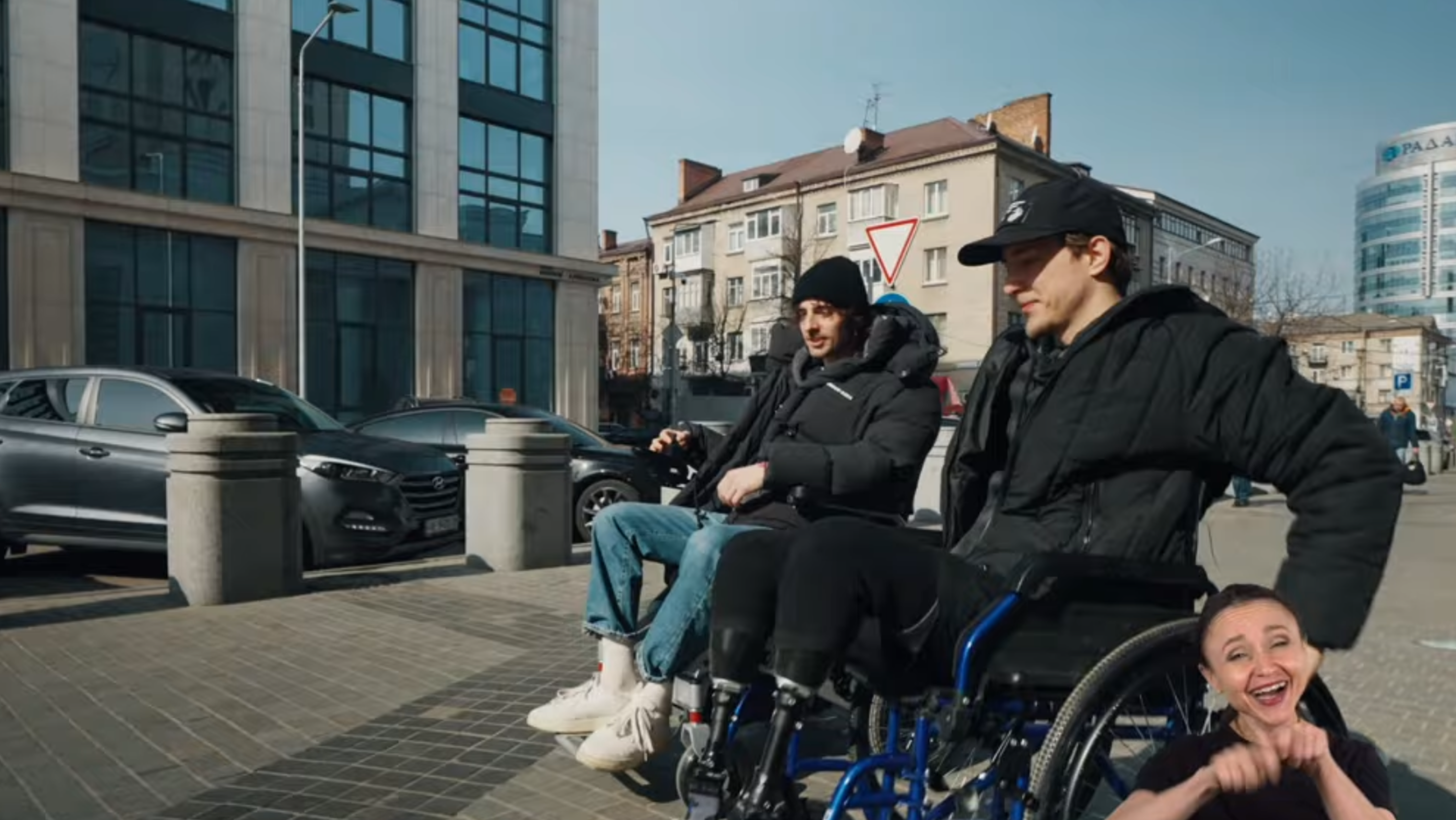 Володимир Дантес показав свій день на кріслі колісному. Фото з YouTube-каналу @ТЕРЕН