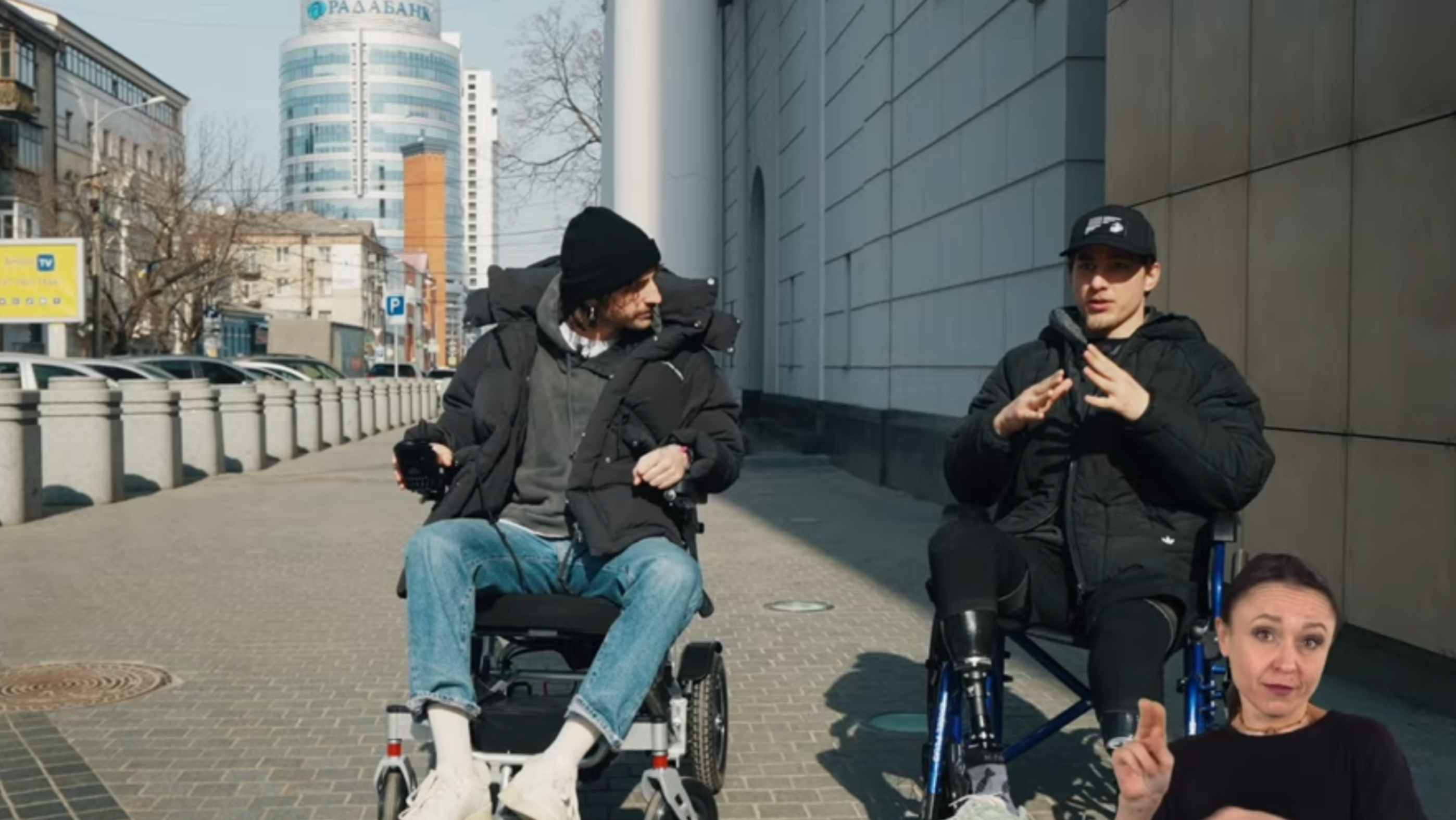 Володимир Дантес показав свій день на кріслі колісному. Фото з YouTube-каналу @ТЕРЕН