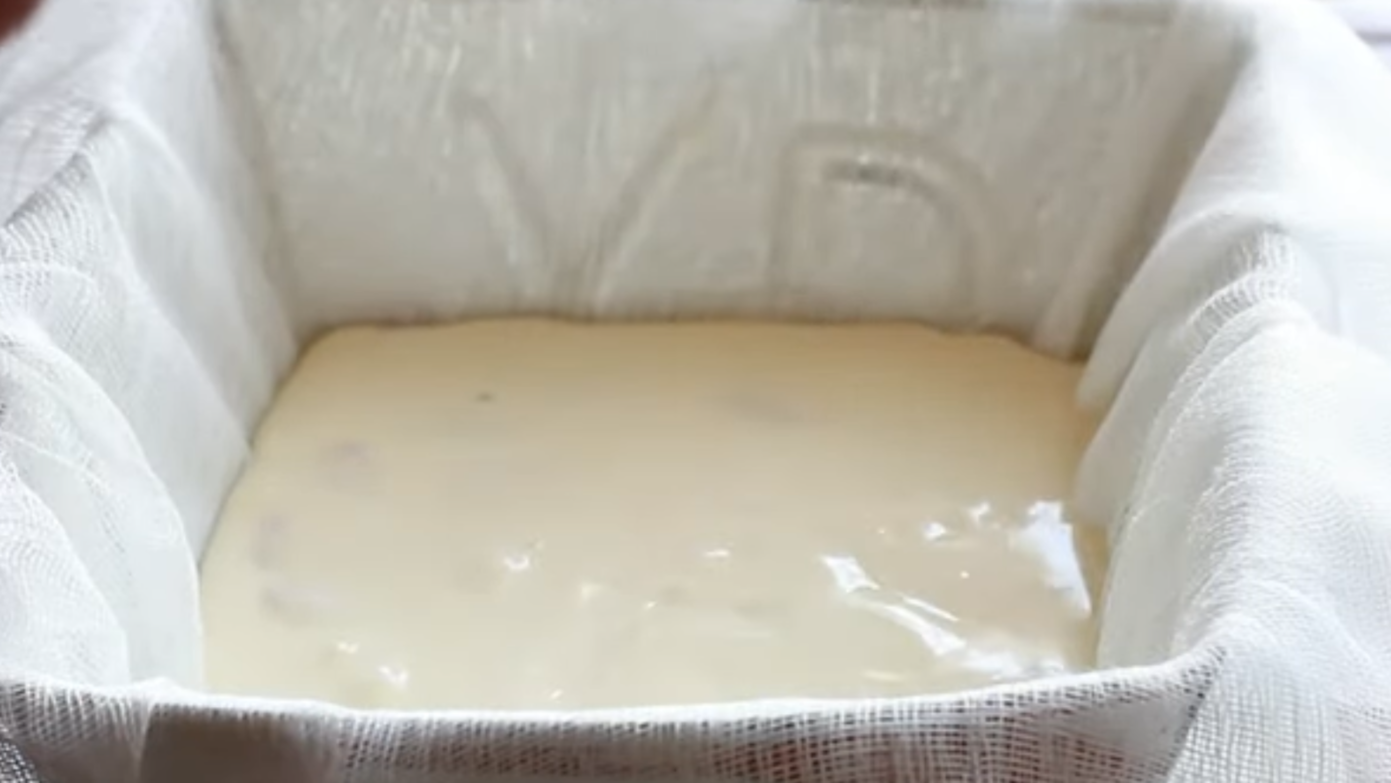 Кулінари розповіли, як приготувати сирну паску з цукатами та родзинками. Фото з YouTube-каналу @bosylko_cooking