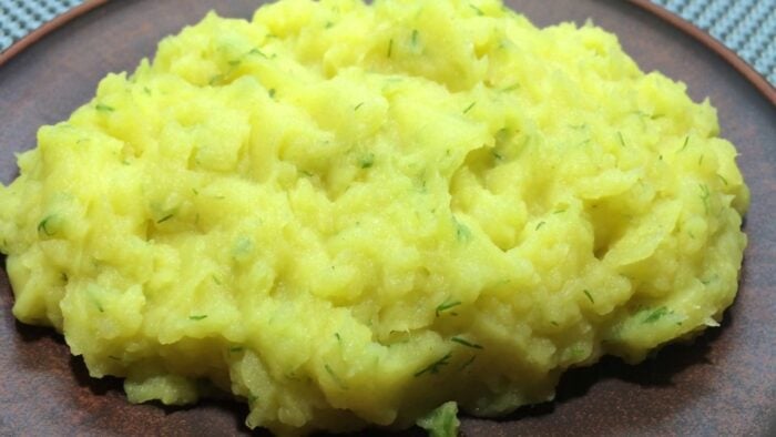 Сире яйце в картопляному пюре – додавати чи ні