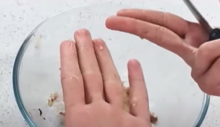 Як та чим краще видалити темні сліди від картоплі з пальців рук