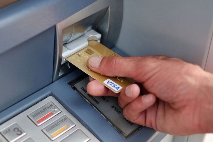 Українцям розповіли, як повернути гроші, які застрягли всередині банкомату