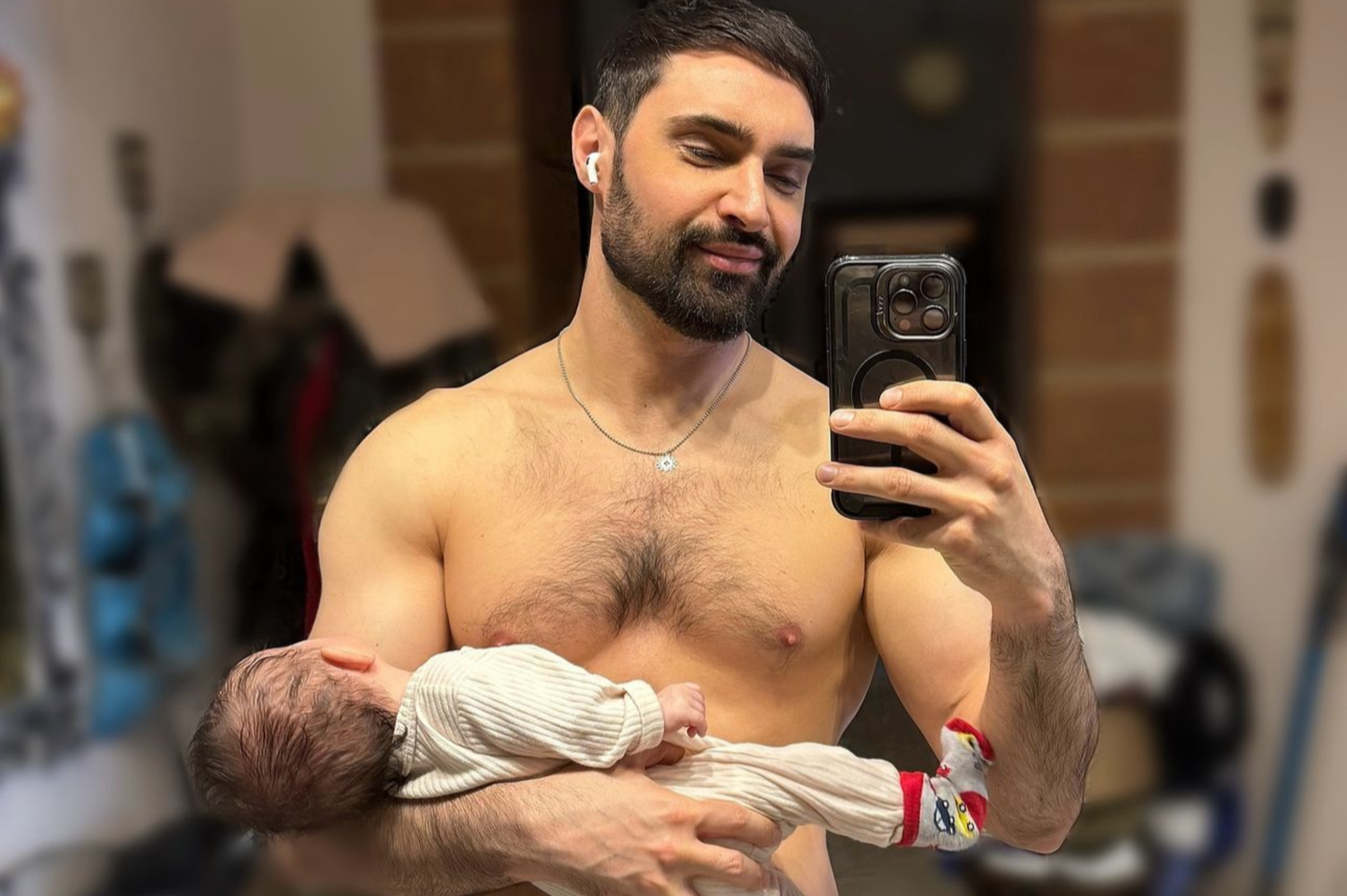 Віталій Козловський показав, як виглядає його двомісячний син. Фото з Instagram @vkozlovsky_music