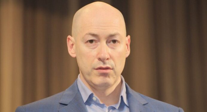 Тричі одружений та має кількох позашлюбних дітей: як виглядають усі жінки 56-річного Дмитра Гордона (ФОТО) 