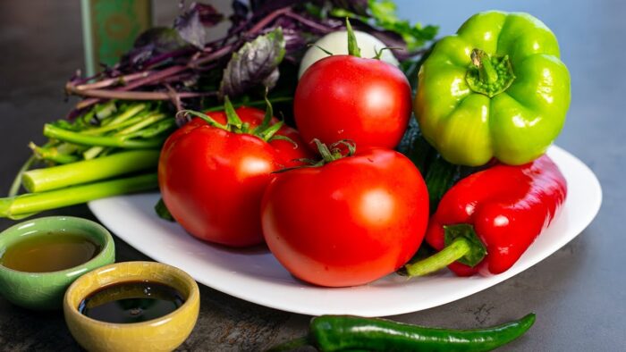 Спеціалісти розповіли, чому салат з огірками та помідорами не можна вживати в їжу