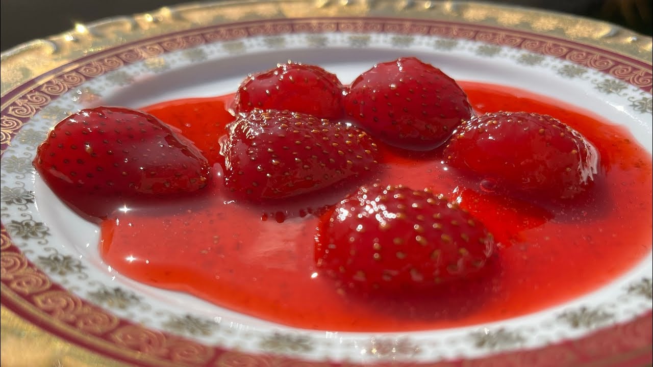 Кулінари поділились простим рецептом, як зробити полуницю у власному соку
