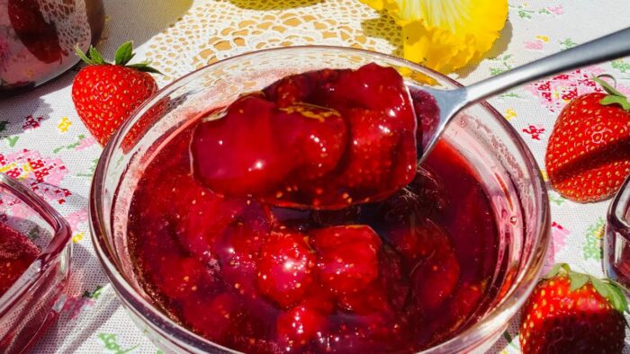 Секрет приготування варення з полуниці із цілими ягодами
