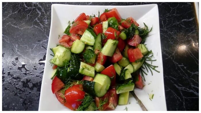 В салаті з помідорами та огірками користі мало: що кажуть про популярний рецепт спеціалісти