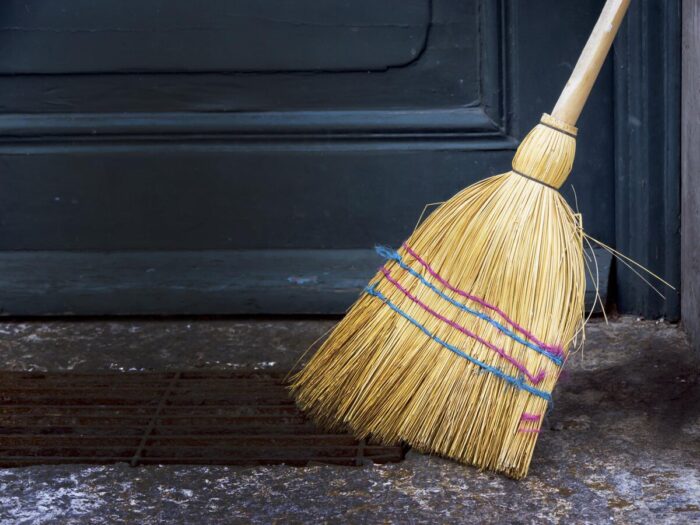 Як почистити домашній віник, щоб він не залишав брудних розводів на підлозі
