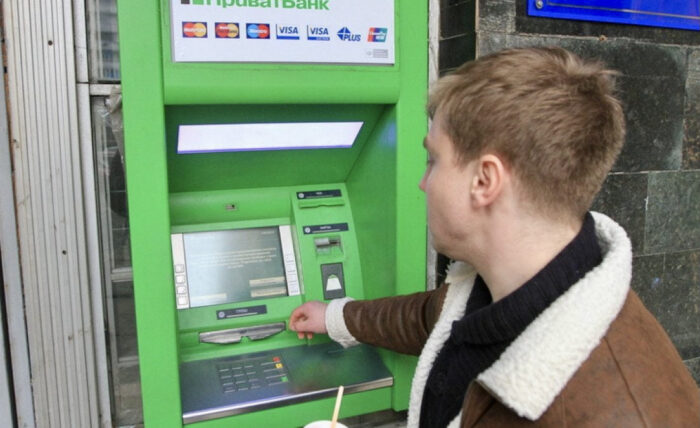 Чтобы работать, какой банкомат записывал деньги с карточек, но не видел их на руках: инструкция