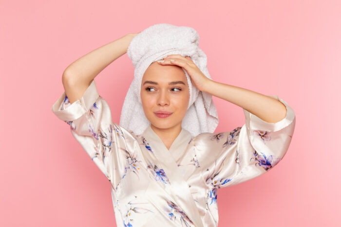 Як висушити волосся без фену: використайте рушник