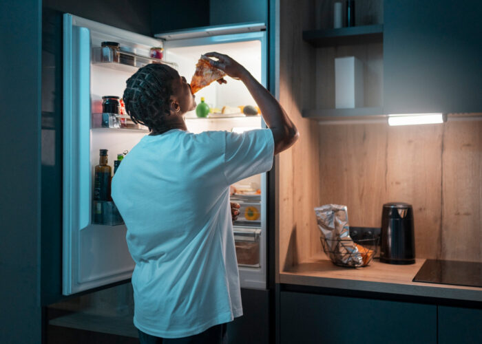 Як під час тривалих відключень світла зберегти холод у холодильнику