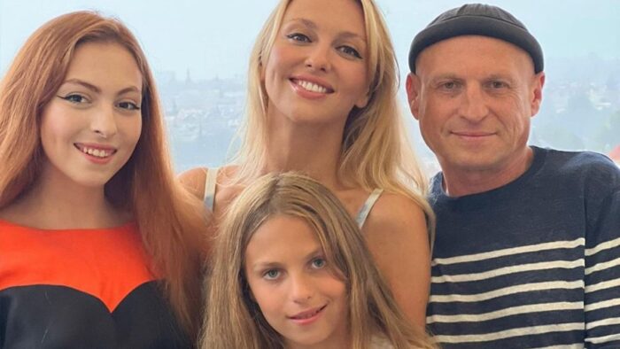 Оля Полякова з доньками та чоловіком Вадимом  Буряковським