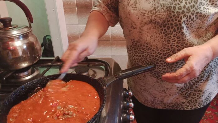 Рецепт приготування густої томатної заправки до голубців і тефтелів: покрокова інструкція