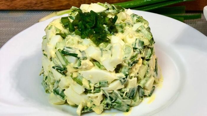 Весняний салат із зеленою цибулею