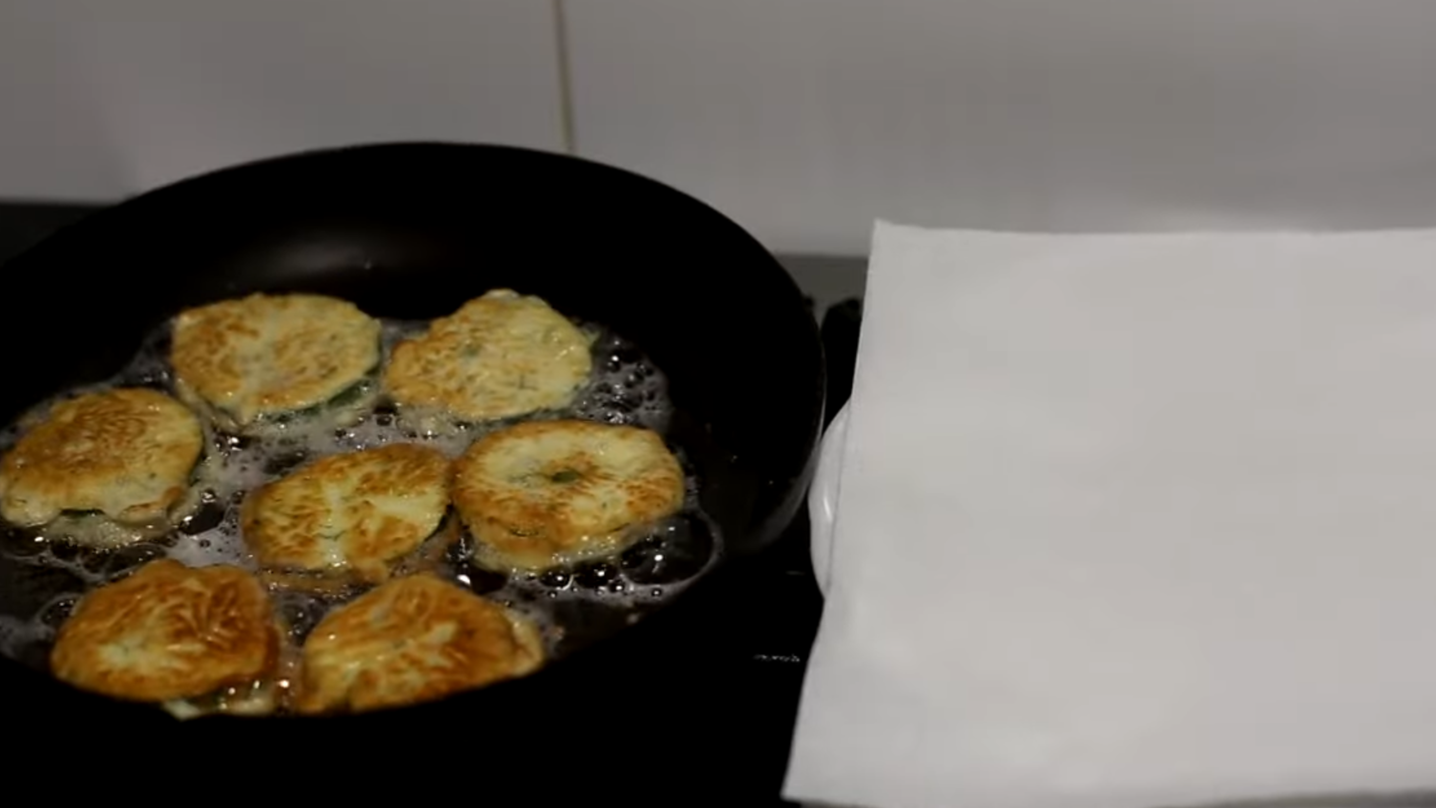 Кулінари поділились лайфхаком, як швидко підсмажити кабачки з часником. Фото з YouTube-каналу @GalyaKurpikova