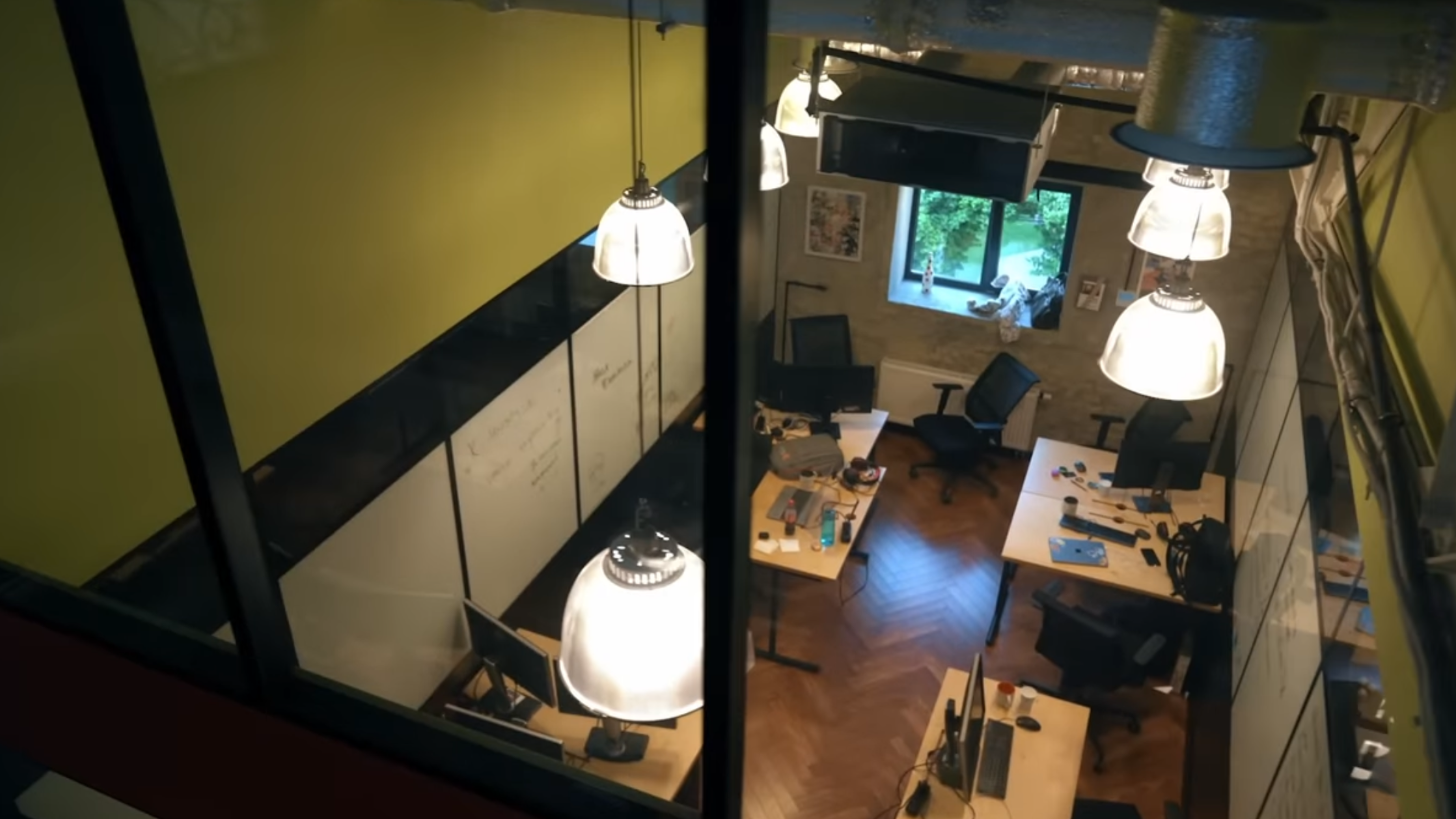 Ірина Горова показала свій офіс, в якому проводить більше часу, ніж вдома. Фото з YouTube-каналу @alina_dorotiuk