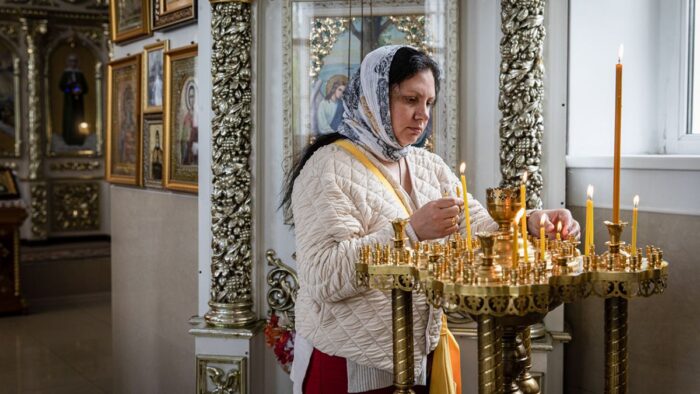 Священники розповіли, чи можна молитись сидячи або лежачи