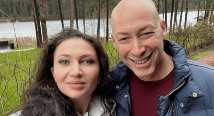 До неї у нього було ще 2 шлюби: 56-річний Дмитро Гордон зізнався, як завоював серце дружини – були колегами 